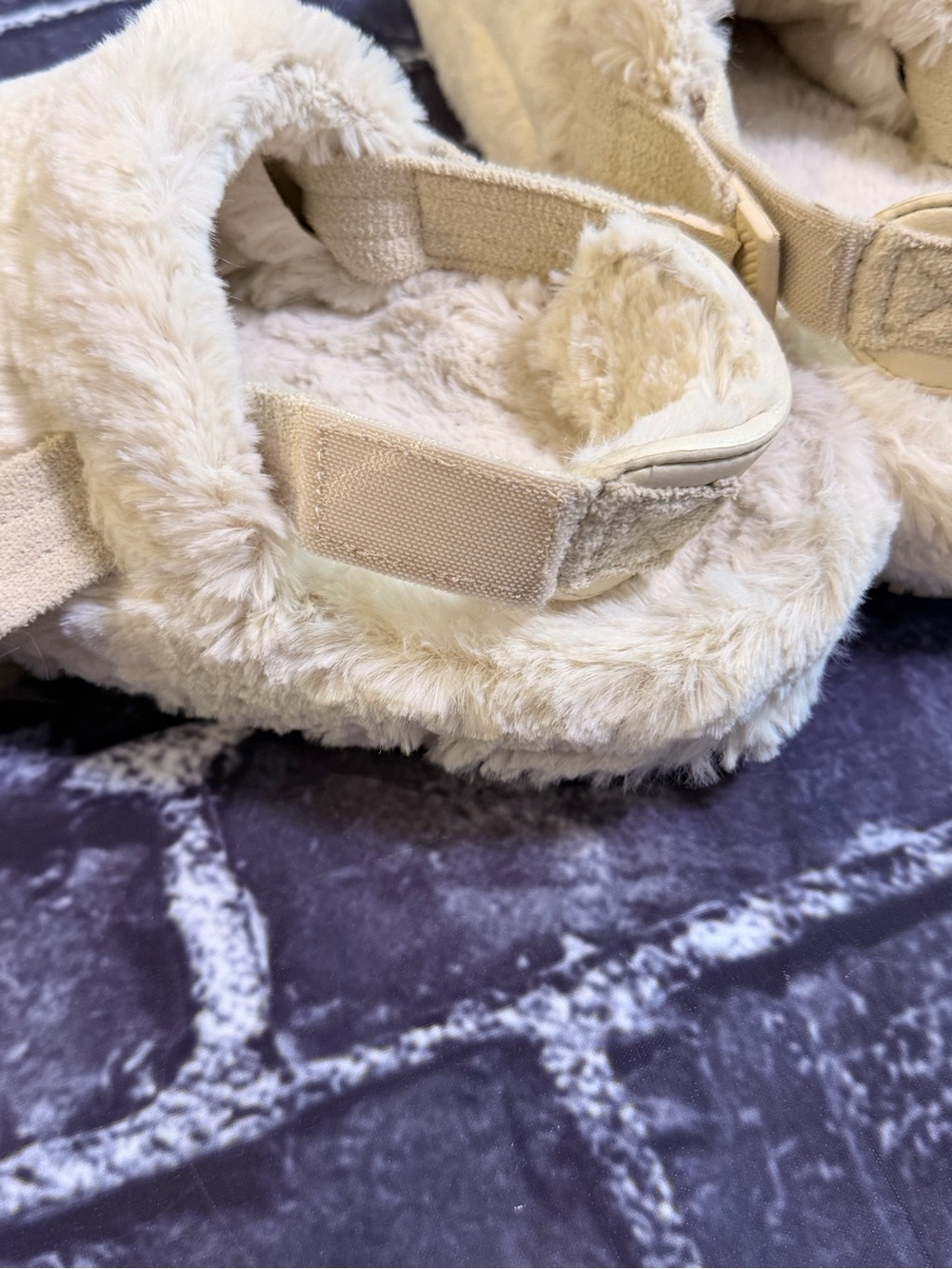 Nike Plush Slip-On Mule Slides in Cream - Picture 7 of 8